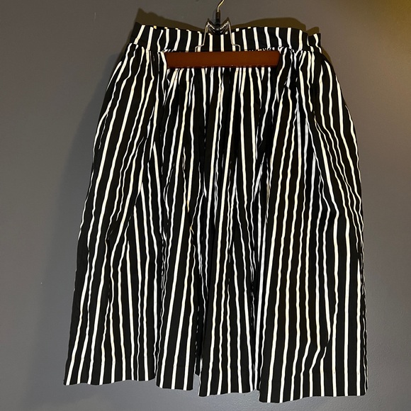 Pinup Girl Clothing Jenny Skirt in Black & White Stripes - Picture 3 of 6
